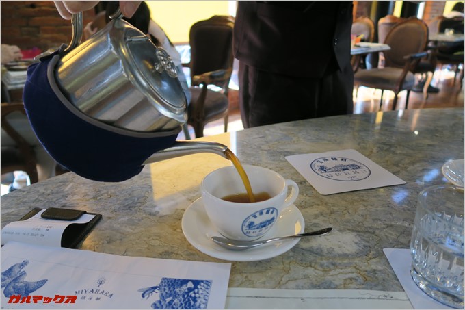 目の前でスタッフさんが注いでくれます。