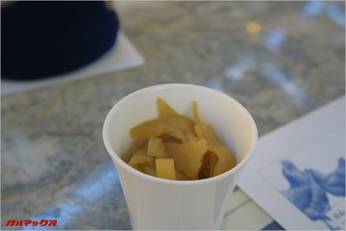 沢庵みたいなパイナップルが付いてきます。