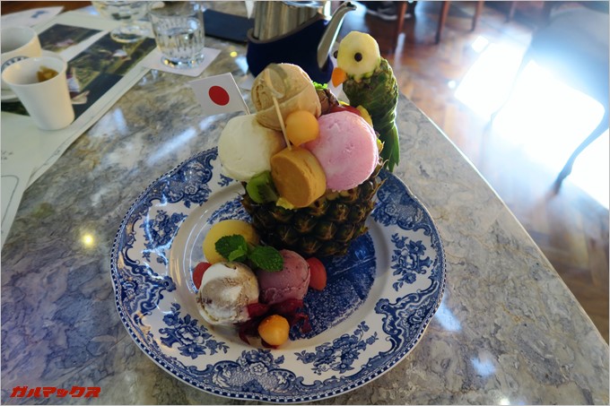 7種のアイスがてんこ盛りなパフェ