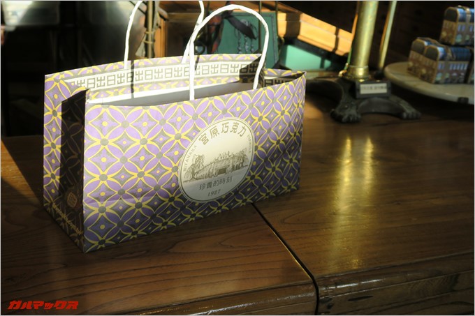 手提げもおしゃれなデザイン。