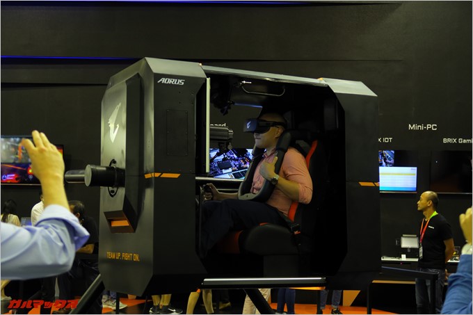 GIGABYTEではVRと体感型の搭乗記を利用したVRゲームが楽しめます。