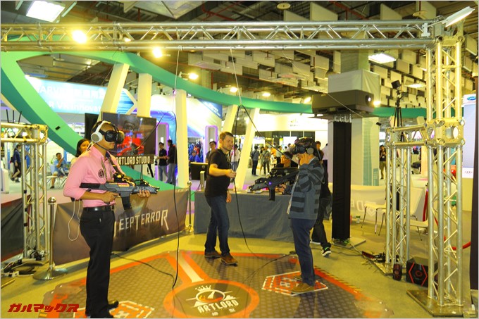 台北貿易センター展示ホール3ではVRシューティングゲームが楽しめる。