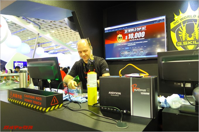 オーバークロック大会の準備をする選手。