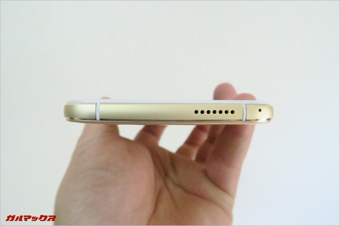 下部はモノラルスピーカーのみ