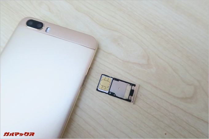SIMは背面側にSIMを載せるタイプです。