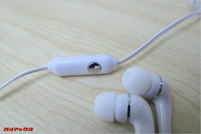 EveryPhone MEにはイヤホンが同梱されています。
