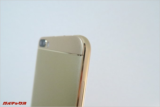 本体の周囲はダイヤモンドカットが施されており高級感が漂ってます。