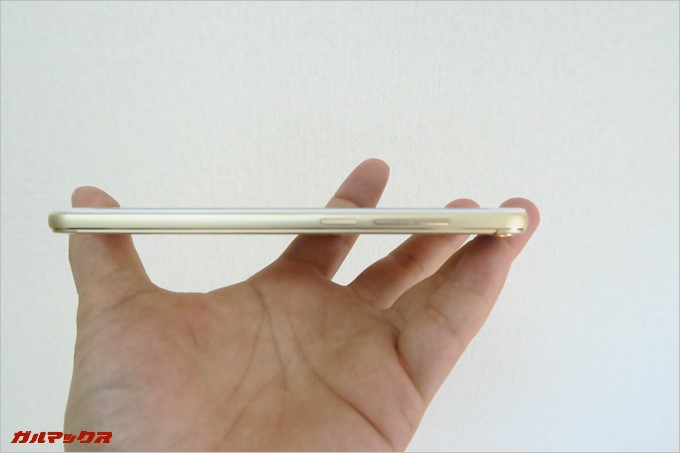 本体は非常に薄くスタイリッシュ