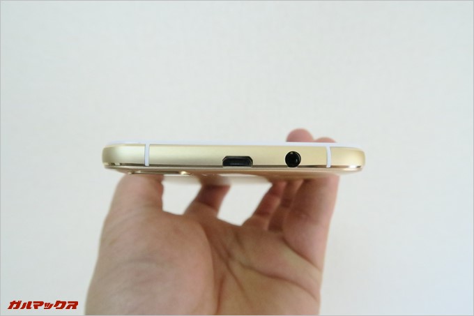 EveryPhone MEは本体上部にイヤホン端子と充電端子が備わっています。