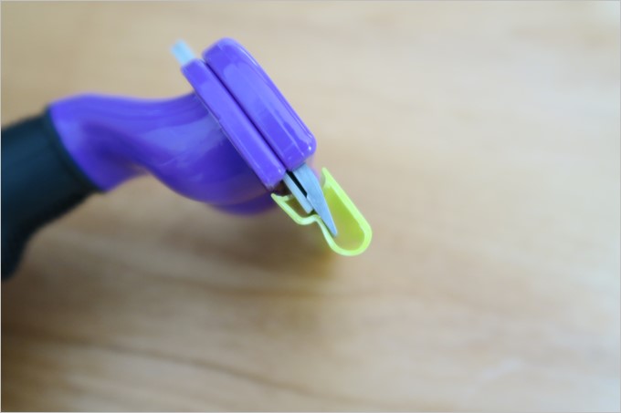 保護カバーも簡単に取り付け・取り外しが可能です。