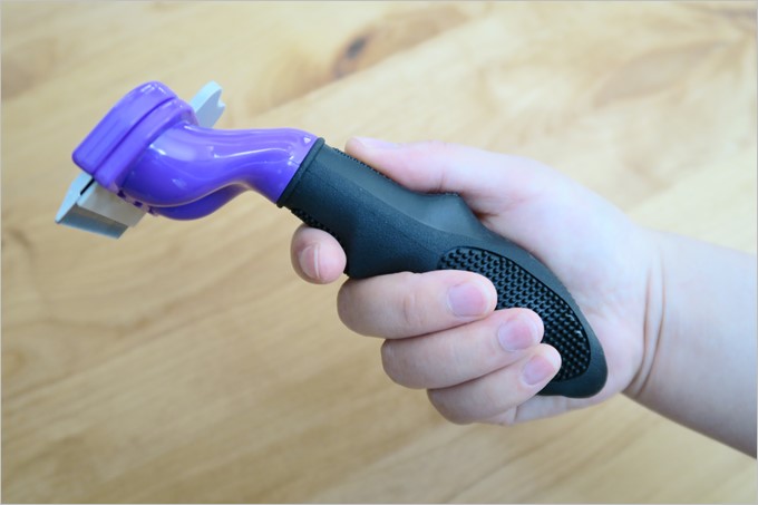 大きなグリップは非常に持ちやすいです。