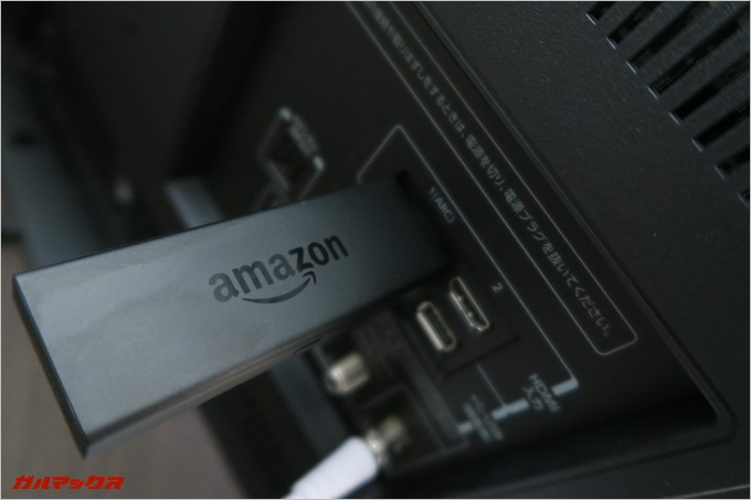 Fire TV Stickを直接テレビに挿した様子。
