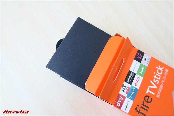 化粧箱の中にはブラックカラーのボックスが入っています。