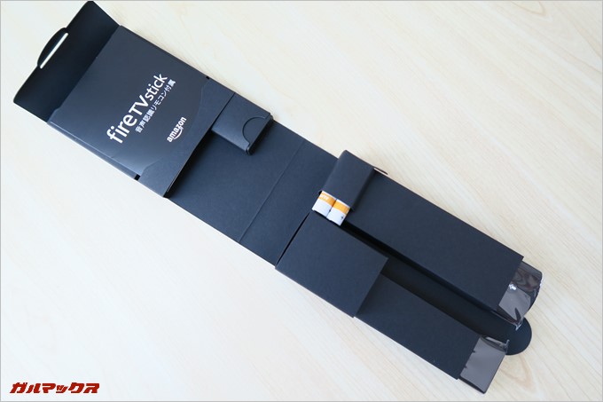 ブラックの箱をパカリと開けると全てのアイテムがしっかり固定された状態で詰め込まれています。