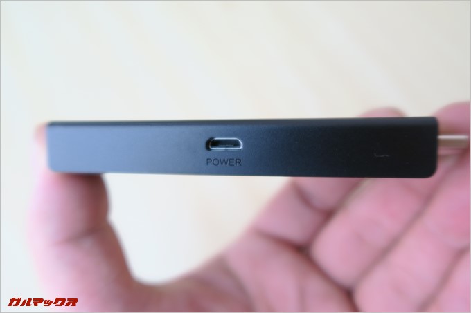 本体のサイドには給電用のMicroUSB端子が備わっています。