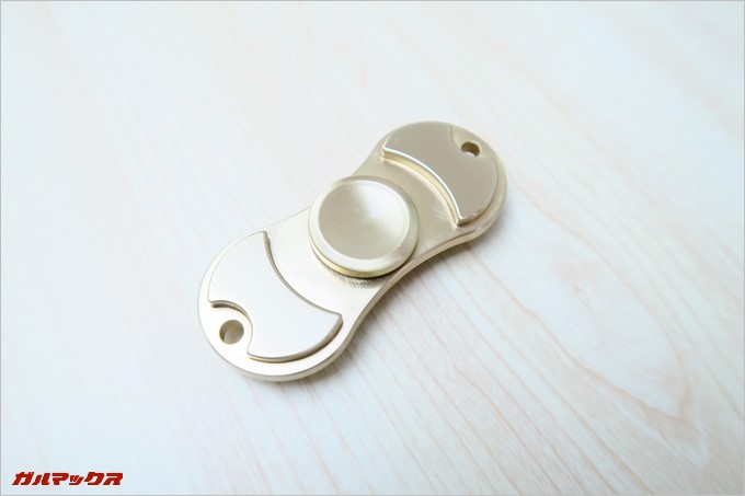 ハンドスピナーを机に置いている様子です。