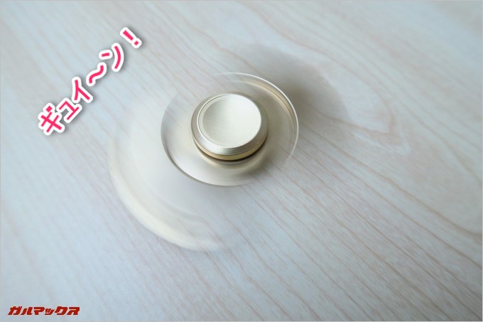 ハンドスピナーを指で弾くとよく周ります。