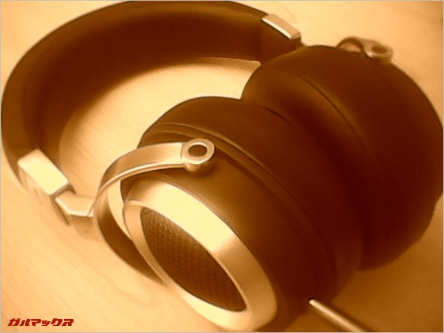 セピアでヘッドホンを撮影