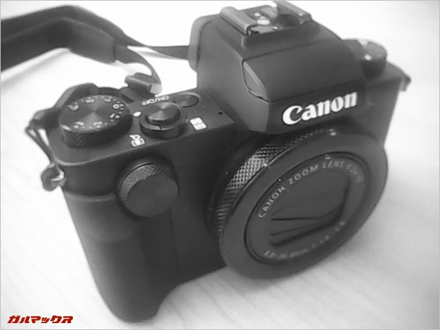 モノクロでカメラを撮影