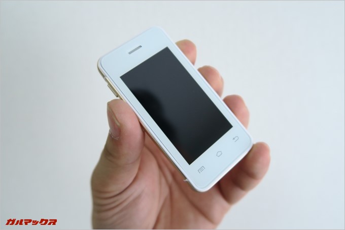 画面サイズは2.4型