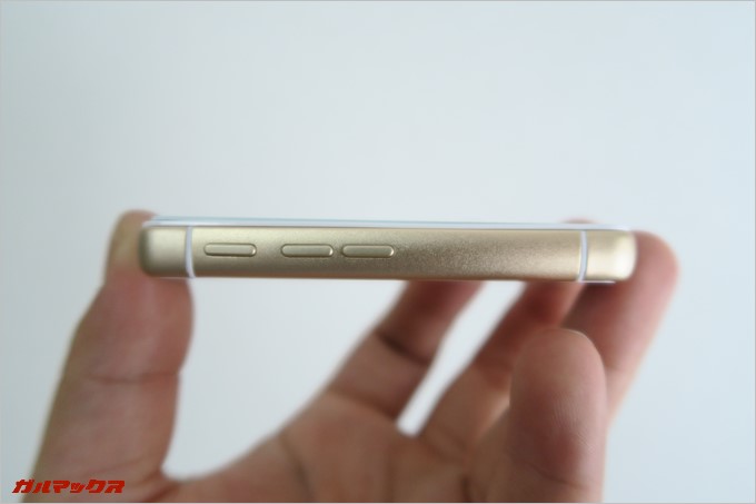 本体右側面には電源ボタンとボリュームボタンが付いています。