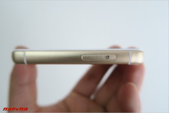 SIMトレイはビス止めタイプ。