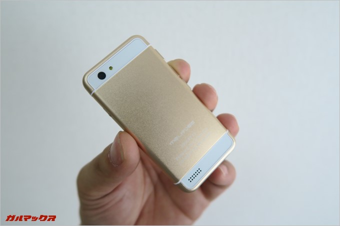 完全にiPhone 5シリーズのデザインをパクった感じ。