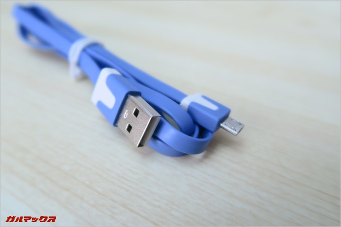 ケーブルは平型を採用！