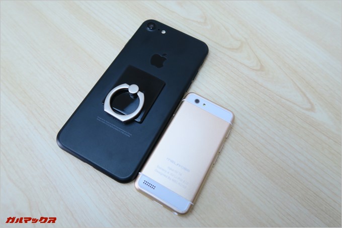 MELROSE S9とiPhone7を並べるといかにMELROSE S9が小さいかがわかる。