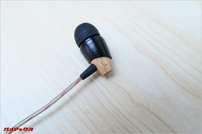 B20は花梨木材を使用したウッドハウジングを採用している事が特徴