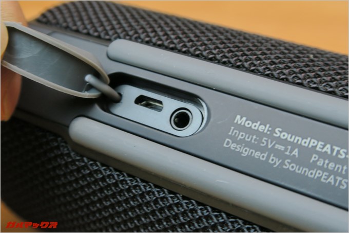 本体背面にAUX端子と充電端子が備わっています。