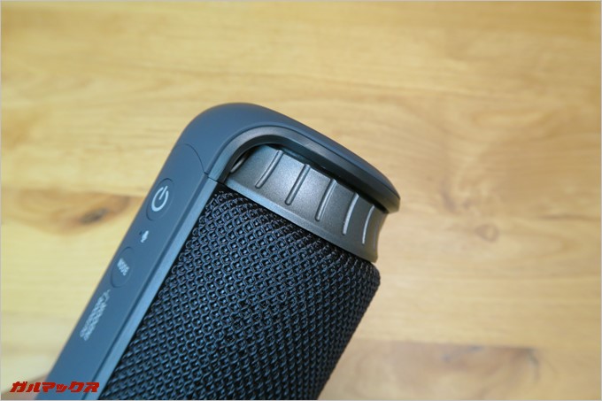 本体上部のダイヤルを回すとボリューム調整可能です。