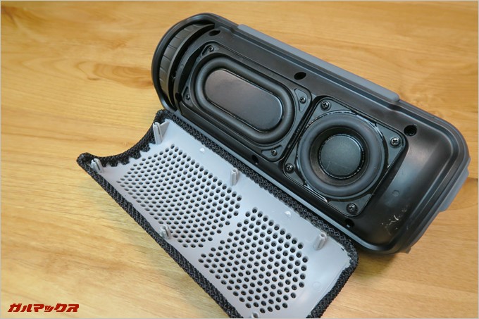 布メッシュのスピーカーグリルは取り外しが可能!