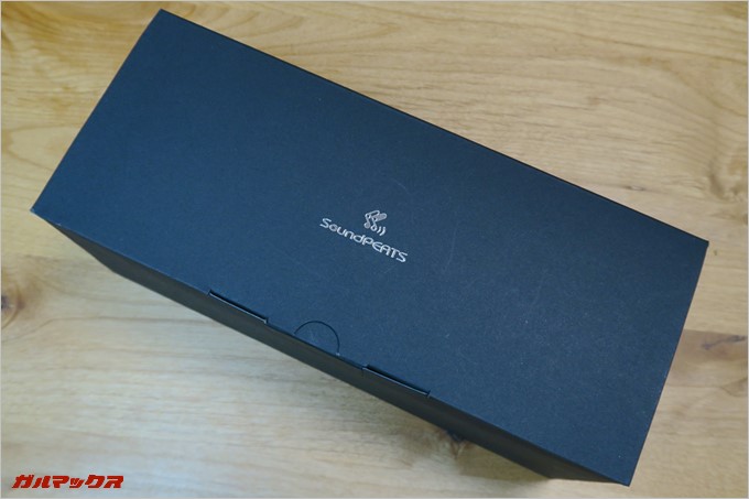 内箱はSoundPEATSのロゴ入り黒箱。