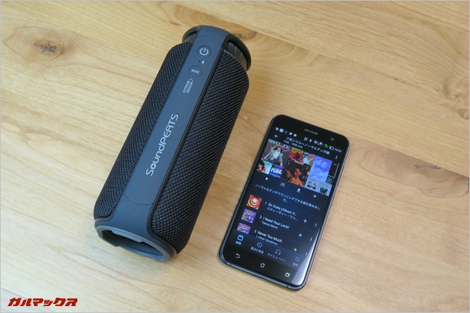 外観は布メッシュのスピーカーグリルが採用されておりチープが感はありません。