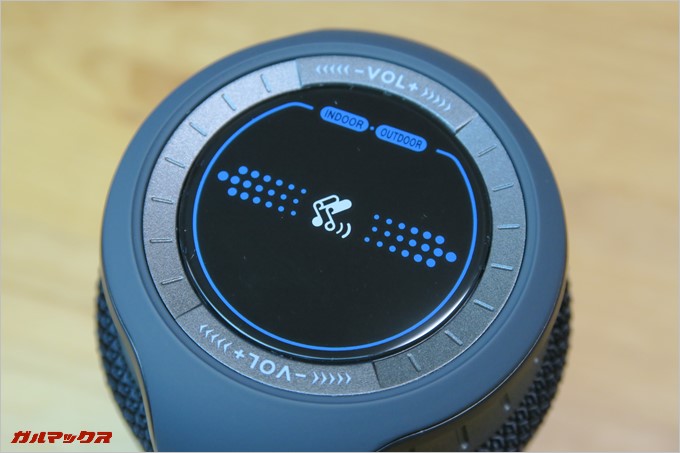 本体上部はタッチパネル仕様で左右スライドで曲の送り戻しが可能です。