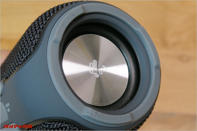 本体下部にはウーファーが備わっています。