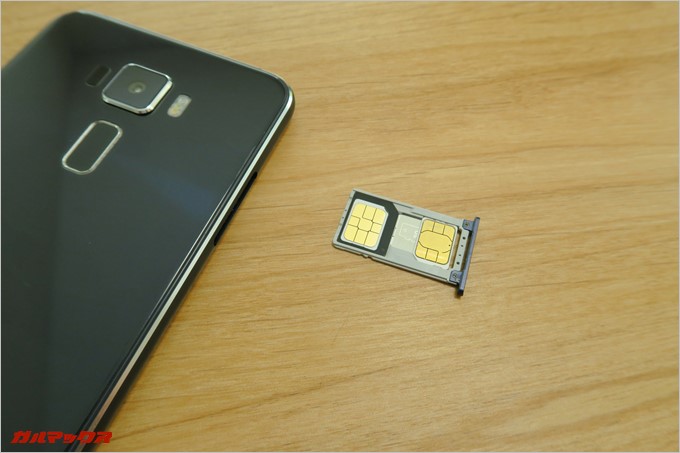 SIM変換アダプターを利用してNanoSIMをMicroSIMとして挿しました。