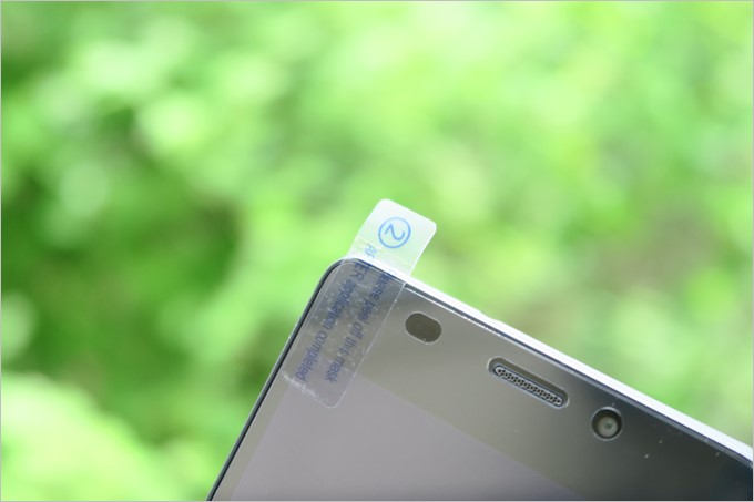 ディスプレイに張り付いた状態で同梱されている保護フィルム