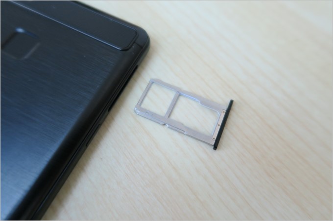 SIMスロットはMicroSDと共用