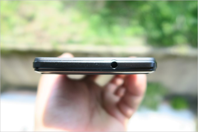 本体上部にイヤホンジャックが備わっています。