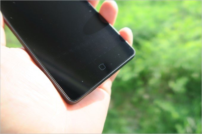 ナビゲーションボタンは静電タッチ式で光りません。