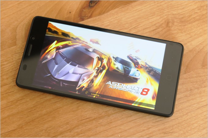 アスファルト8で3D描写性能とタップ精度、加速度センサーの精度を検証しています。