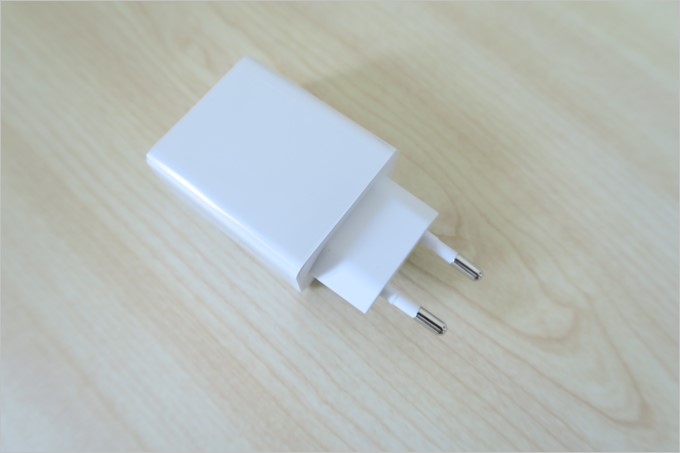 付属の充電器は日本では使えない