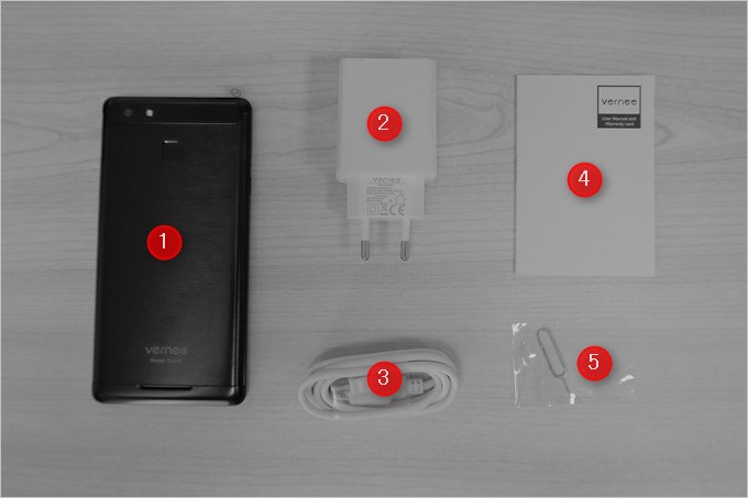 同梱物は本体の他に充電器、ケーブル、説明書、SIMピン、保護フィルム（取り付け済み）が入っています。