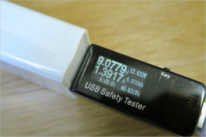 付属のチャージャーを利用すると9V/1.4A充電が可能となった。