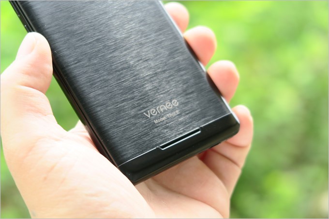 本体背面下部にスピーカーが備わっています。