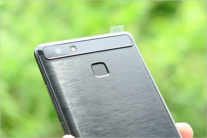 カメラの出っ張りは殆どありません。