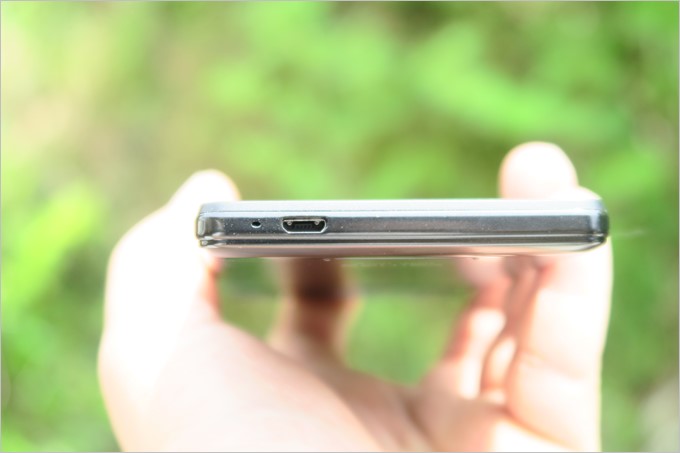 本体下部にMicroUSB端子