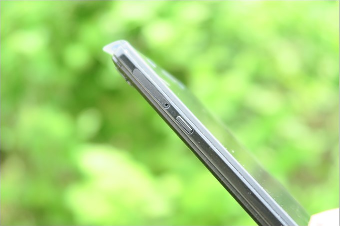 本体の右側に節電ボタンが付いています。